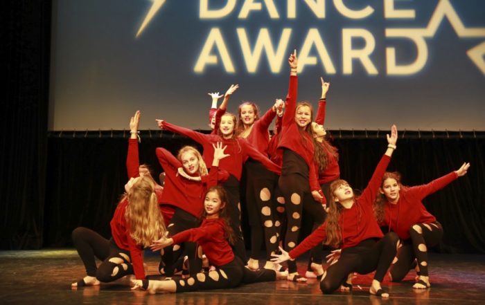 Die Tanzgruppe Girls United bei ihrer Schlusspose am Ende des Auftritts am School Dance Award