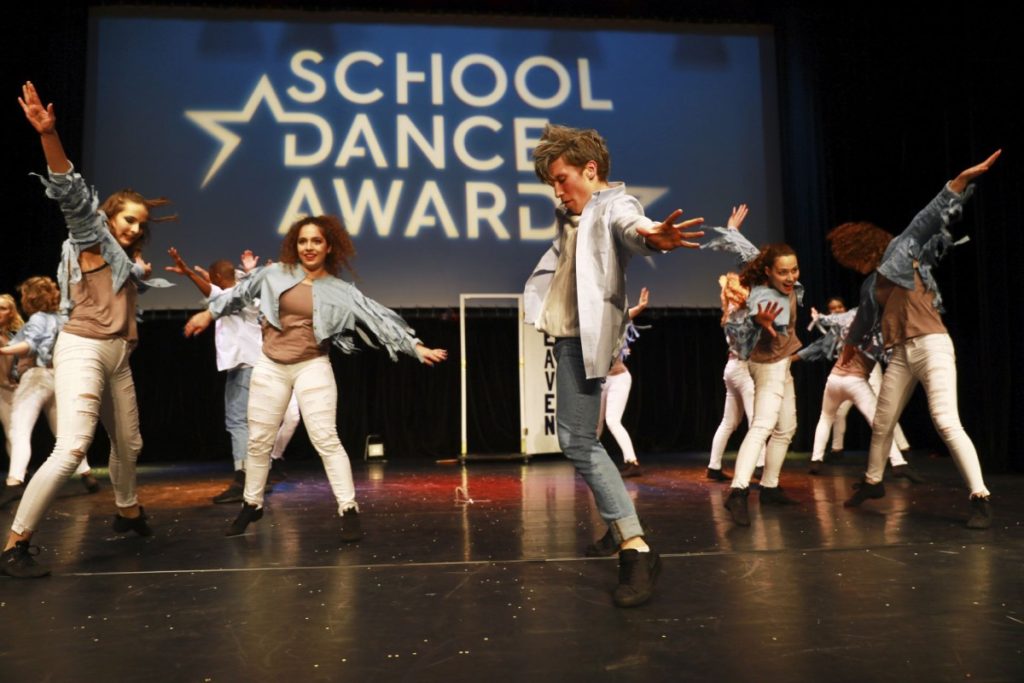 Die Tanzgruppe kEINSTEIN der Alten Kantonsschule Aarau während ihrem Auftritt am School Dance Award