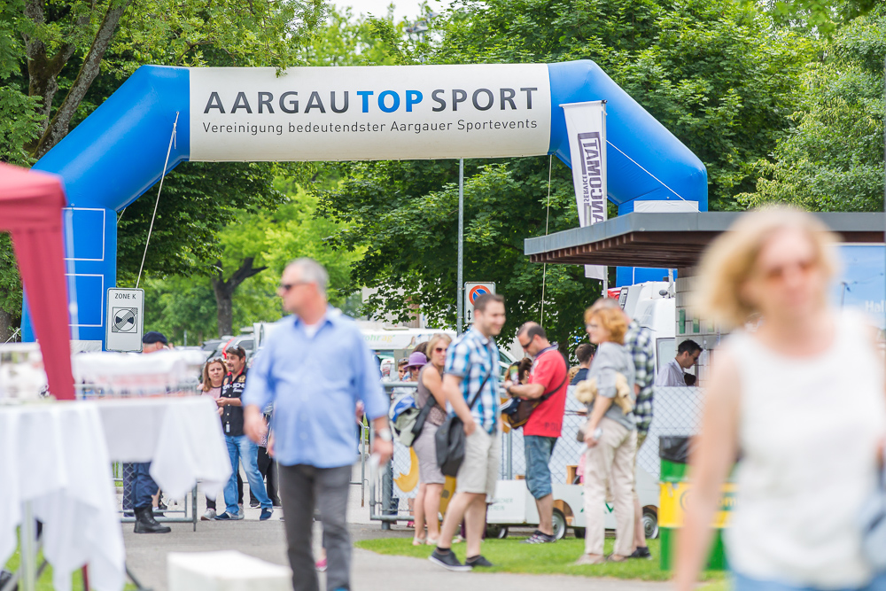 Aufblasbarer Torbogen von «AargauTopSport» am Pferderennen in Aarau