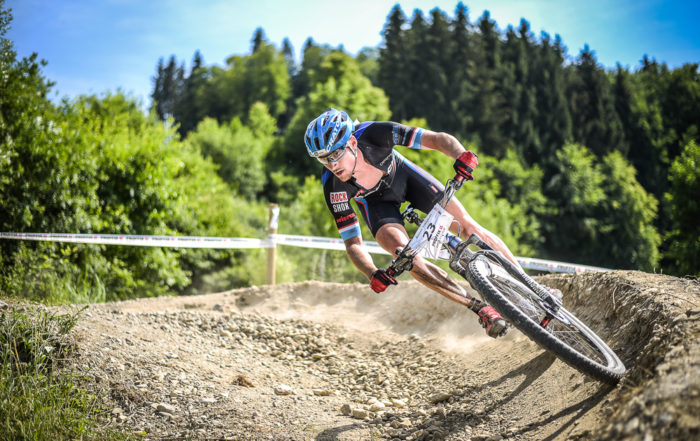 Ein Mountainbiker fährt eine Steilwandkurve am Proffix Swiss Bike Cup in Gränichen