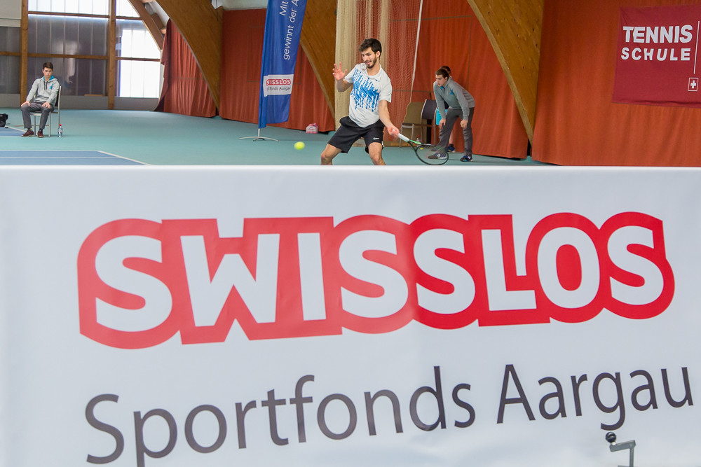 Eine Bande mit dem Logo des Swisslos-Sportfonds Aargau begrenzt den Center Court des Tennis Pro-Open Aargau in Oberentfelden