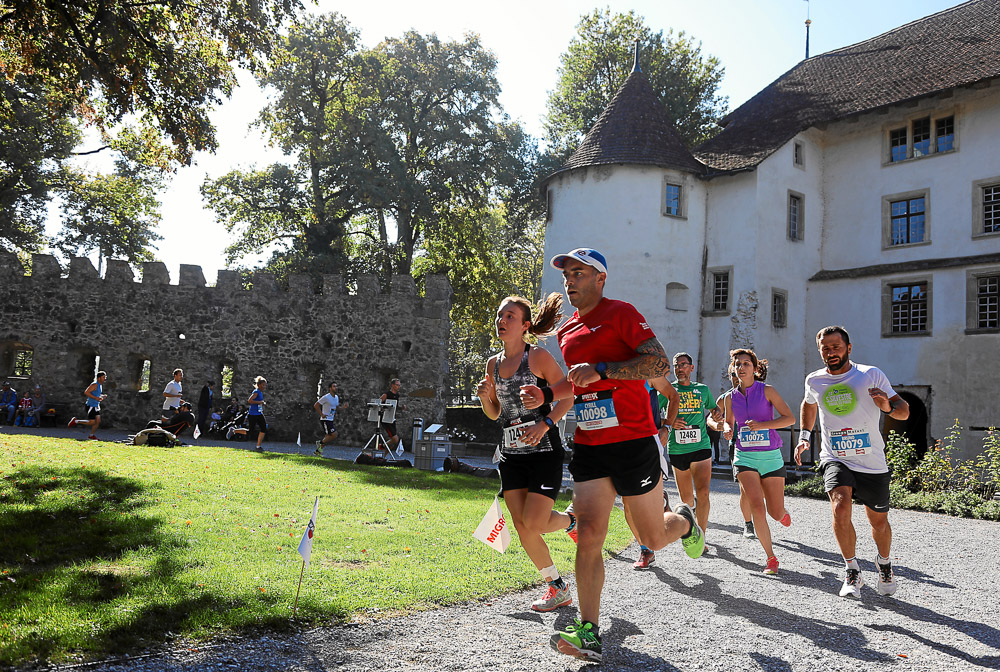 Mehrere Läuferinnen und Läufer des Hallwilerseelaufs wenden beim Schloss Hallwyl