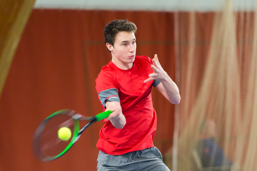 Tennisprofi Jakub Paul schlägt eine Vorhand