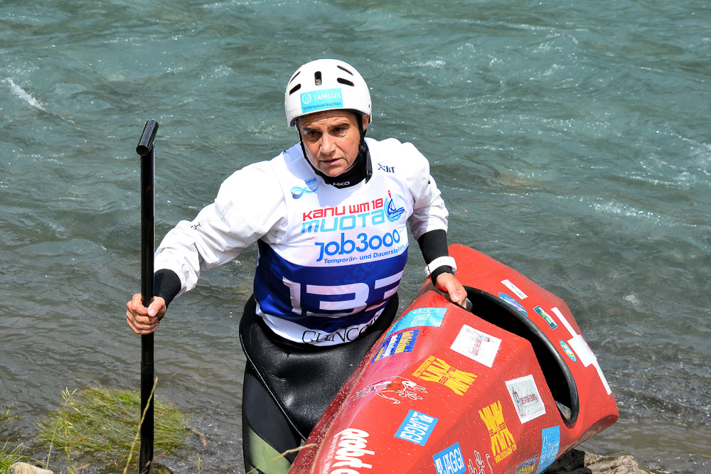 Kanutin Sabine Eichenberger verlässt das Wasser mit ihrem Kanu