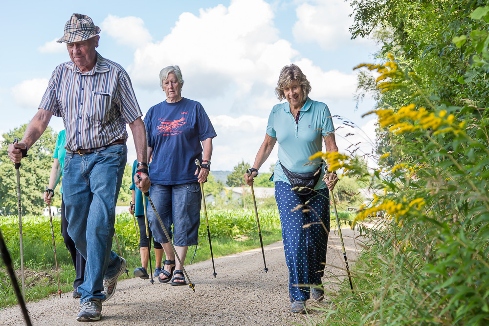 Senioren betreiben Nordic Walking