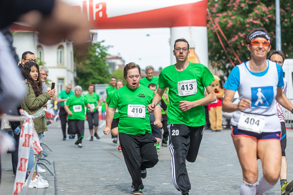 Sportler mit einer Beeinträchtigung rennen am Aarauer Altstadtlauf mit