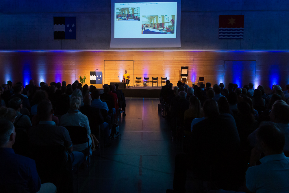 David Mzee während seinem Referat am Sport Forum Aargau