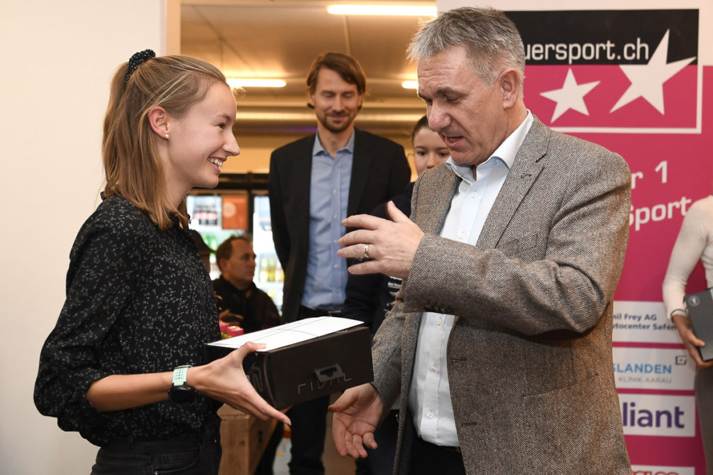 Regierungsrat Alex Hürzeler überreicht Eline Gemperle den Preis als Newcomerin des Jahres