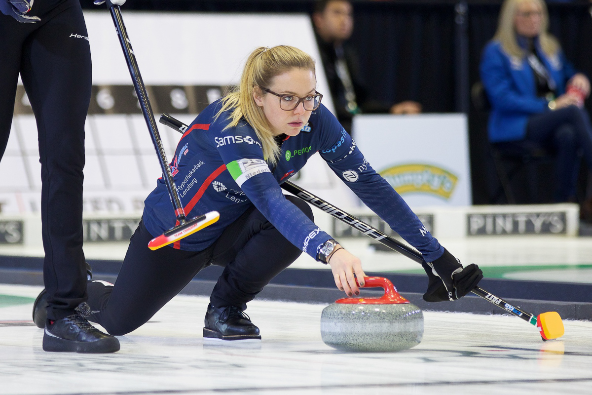 Curlerin Alina Pätz bei der Abgabe eines Steins