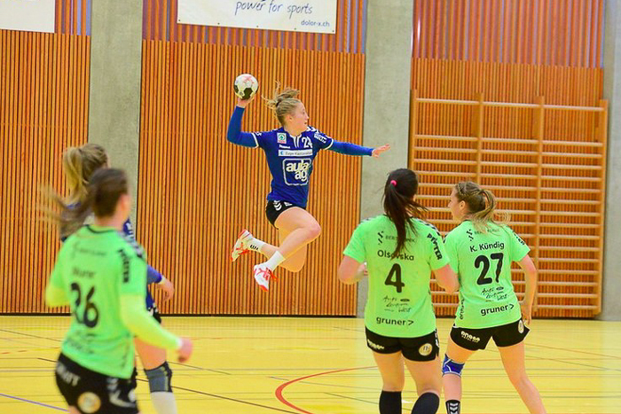 Die Aargauer Handballerin Dimitra Hess in Aktion