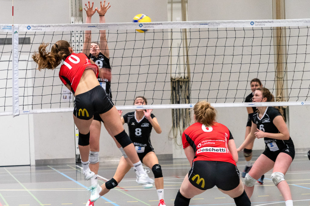 Angriff der Volleyballerinnen des BTV Aarau