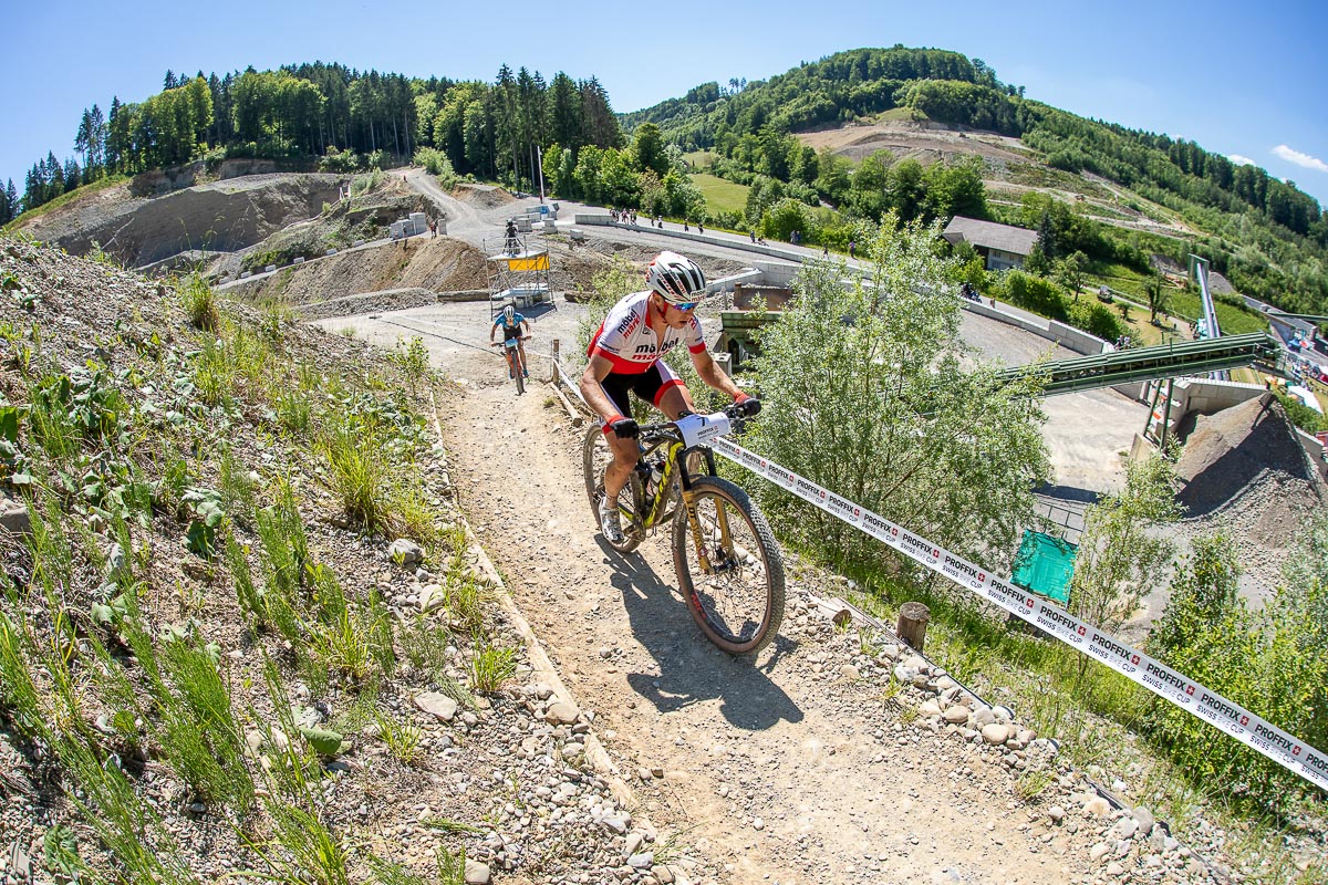 Mountainbiker Matthias Stirnemann im Aufstieg an der SM in Gränichen