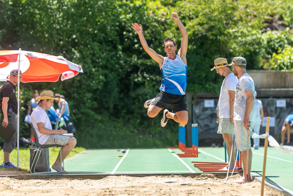 Ein Weitspringer in Aktion am Eidgenössischen Turnfest in Aarau