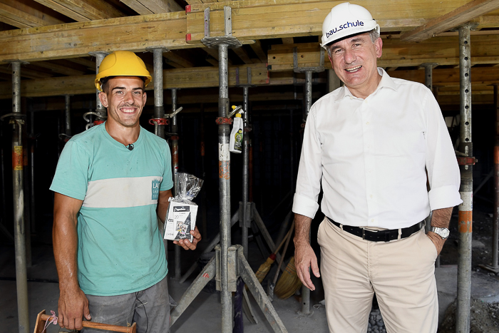 Sportminister Alex Hürzeler überreicht Ringer Randy Vock sein Geschenk