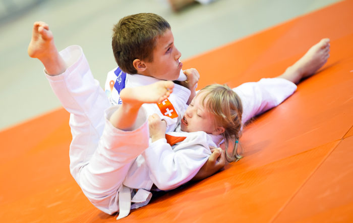Zwei Kids mit einer Beeinträchtigung beim Judo
