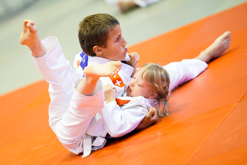 Zwei Kids mit einer Beeinträchtigung beim Judo