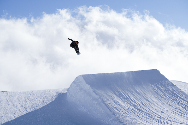 Die Aargauer Snowboarderin Lia-Mara Bösch bei einem Big-Air-Sprung