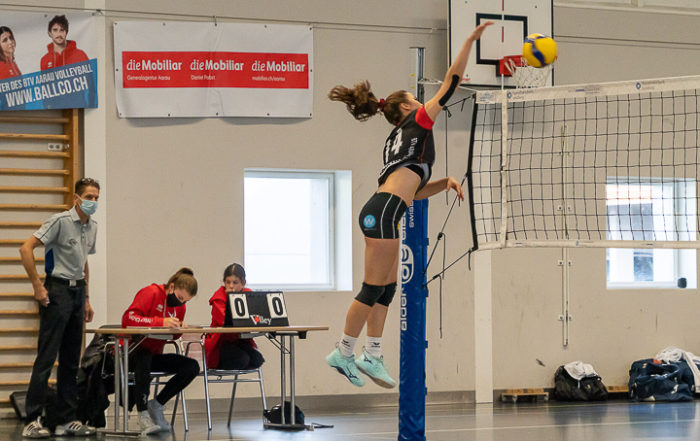 Die junge Aargauer Volleyballerin Julia Künzler in Aktion