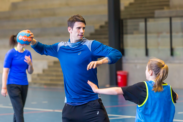 Handballer Andy Schmid im Training mit den Kids