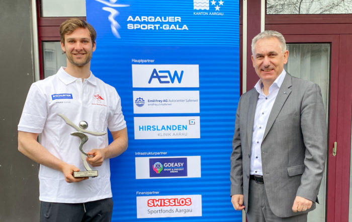 Ruderer Scott Bärlocher erhält die Trophäe «Aargauer Sportler des Jahres» von Alex Hürzeler