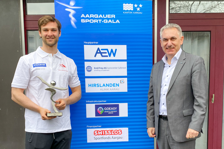 Ruderer Scott Bärlocher erhält die Trophäe «Aargauer Sportler des Jahres» von Alex Hürzeler