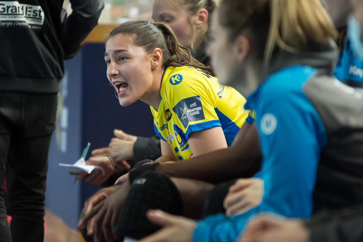 Die Aargauer Handballerin Daphne Gautschi feuert ihre Teamkolleginnen an