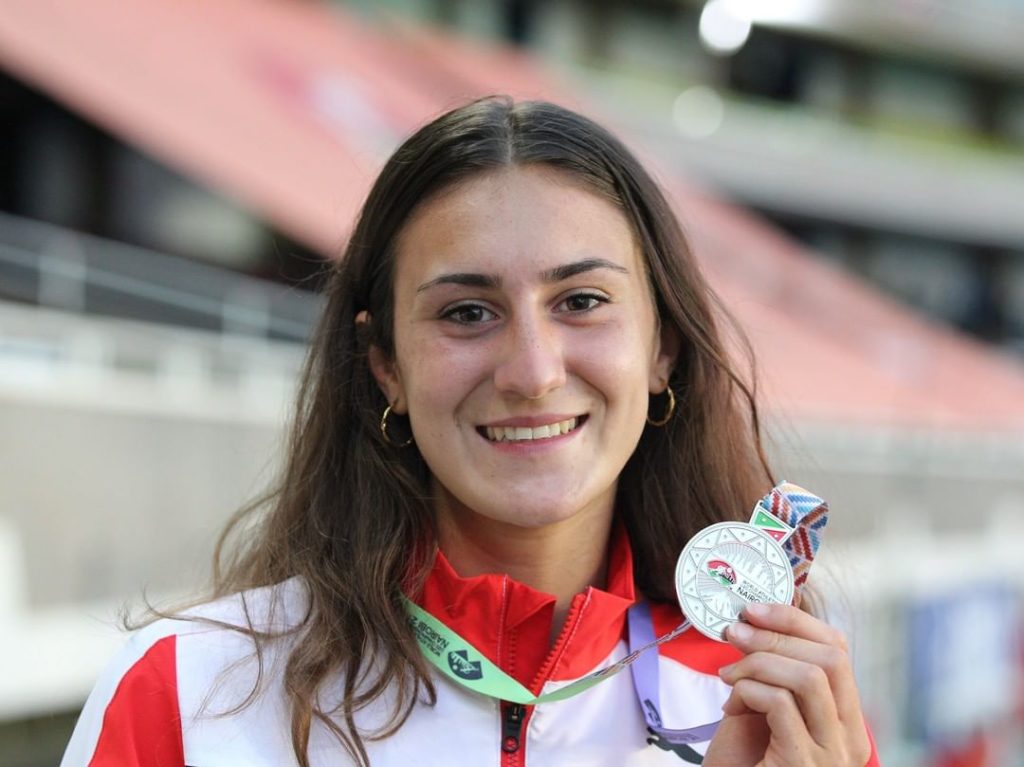 Valentina Rosamilia posiert mit ihrer WM-Silbermedaille