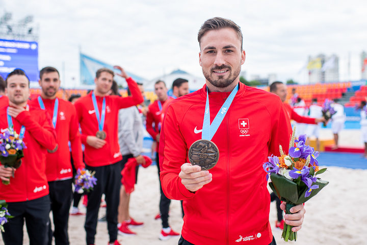 Der Aargauer Beach Soccer Spieler Noel Ott mit der Medaille
