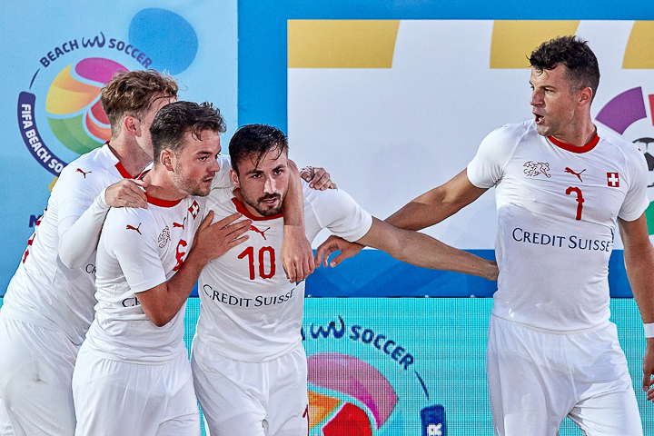 Der Aargauer Beach Soccer Spieler Noel Ott beim Torjubel