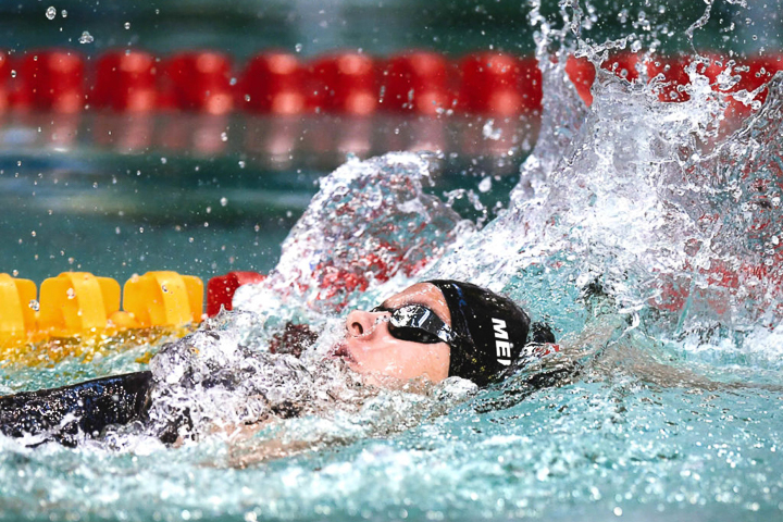 Para-Schwimmerin Nora Meister in Aktion beim Rückencrawl