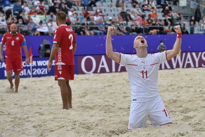 Der Aargauer Beachsoccer Glenn Hodel in Aktion