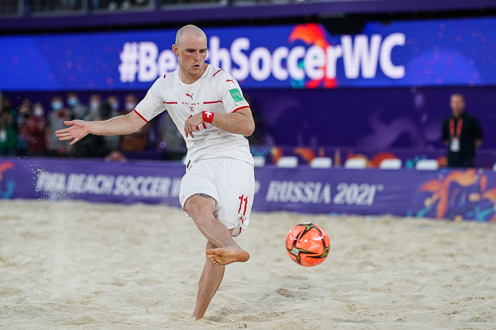 Der Aargauer Beachsoccer Glenn Hodel in Aktion