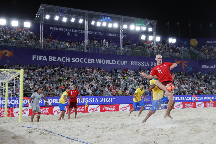 Der Aargauer Beachsoccer Glenn Hodel in Aktion