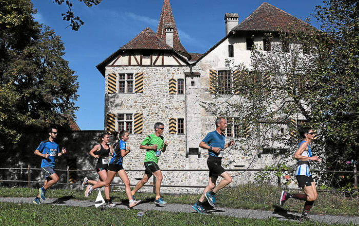 Läuferinnen und Läufer des Hallwilerseelaufs rennen vor dem Schloss Hallwil