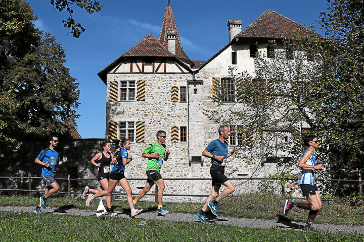 Läuferinnen und Läufer des Hallwilerseelaufs rennen vor dem Schloss Hallwil