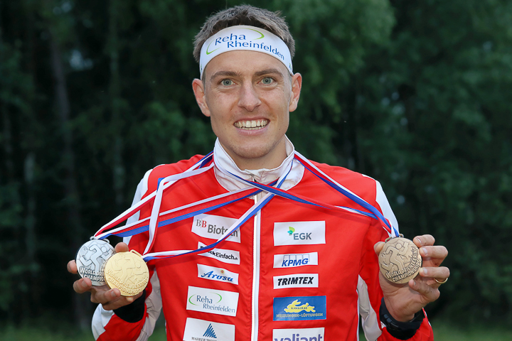 Portraitbild Matthias Kyburz mit seinen WM-Medaillen