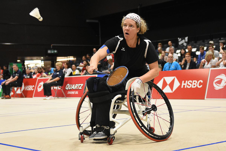 Die Aargauer Para-Badmintonspielerin Karin Suter-Erath in Aktion