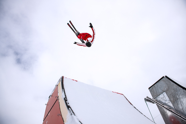 Skiakrobat Nicolas Gxgax in Aktion