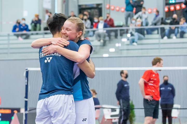 Badmintonspielerin Ronja Stern freut sich mit ihrem Mixed-Partner Nicolas Müller über den SM-Titel