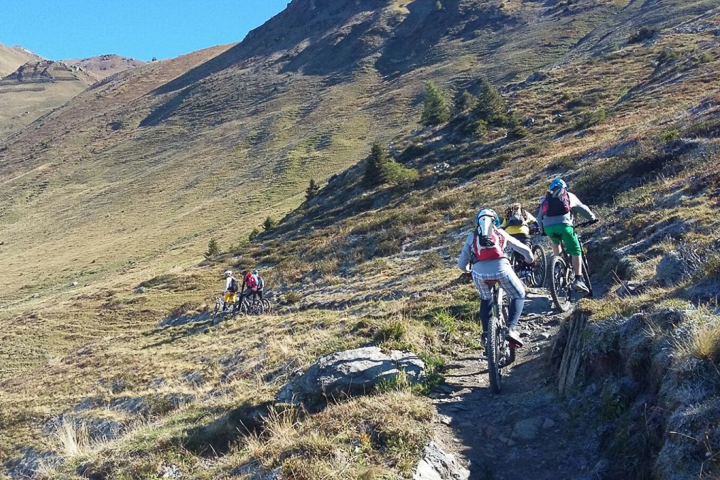 Eine Gruppe Mountainbiker ist in den Bergen unterwegs