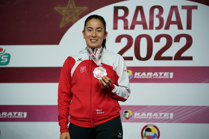 Karateka Maya Schärer freut sich über die Bronzemedaille