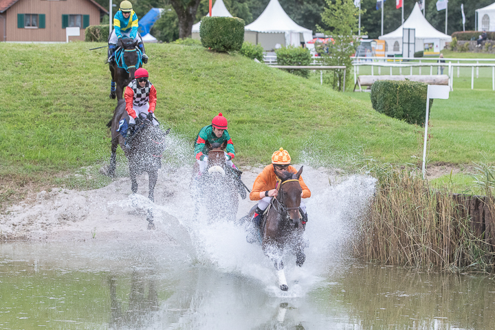 Vier Reiter in Action am Pferderennen in Aarau