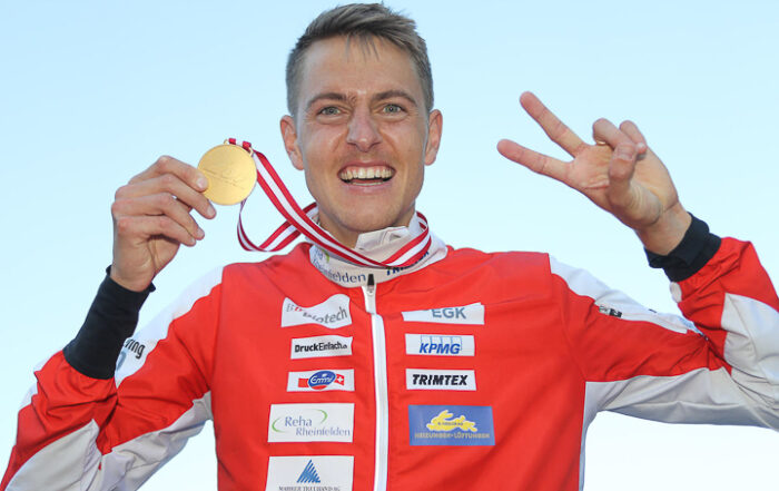 Aargauer OL-Läufer Matthias Kyburz posiert mit seiner Medaille