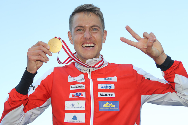 Aargauer OL-Läufer Matthias Kyburz posiert mit seiner Medaille