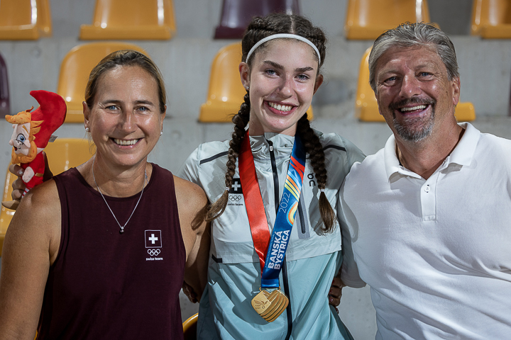 Siebenkämpferin Lucia Acklin mit ihrer Trainerin Liliane Leimgruber und ihrem Coach Wolfgang Adler