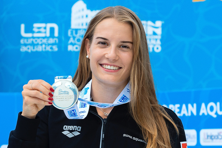 Wasserspringerin Michelle Heimberg posiert mit ihrer EM-Medaille