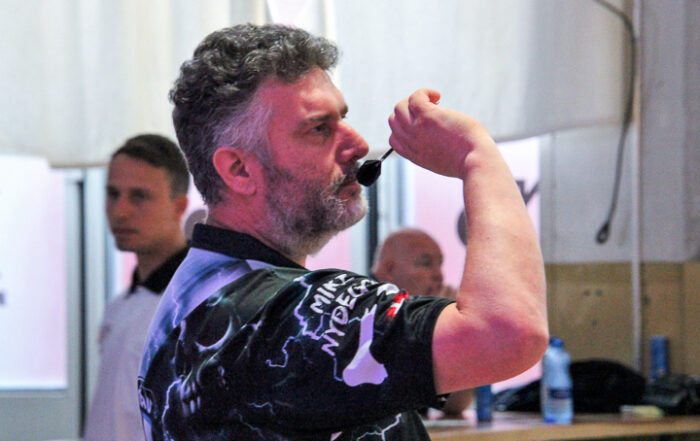 Mike Nydegger in Aktion beim Darts
