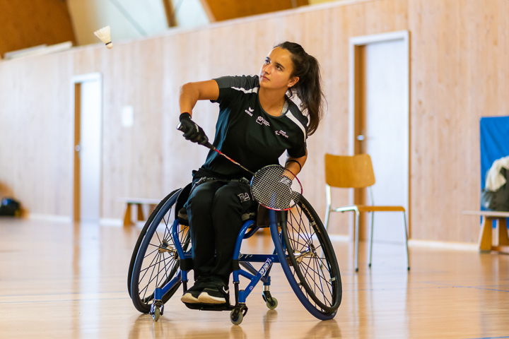 Rollstuhl-Badmintonspielerin Ilaria Renggli in Aktion