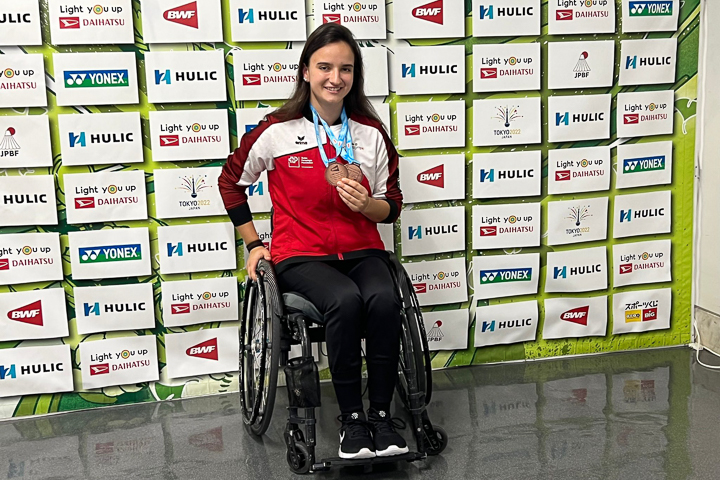 Rollstuhl-Badmintonspielerin Ilaria Renggli präsentiert ihre beiden WM-Medaillen