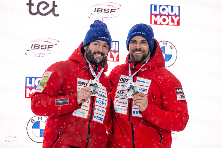 Sandro Michel (rechts) und Michael Vogt freuen sich über ihre Medaille